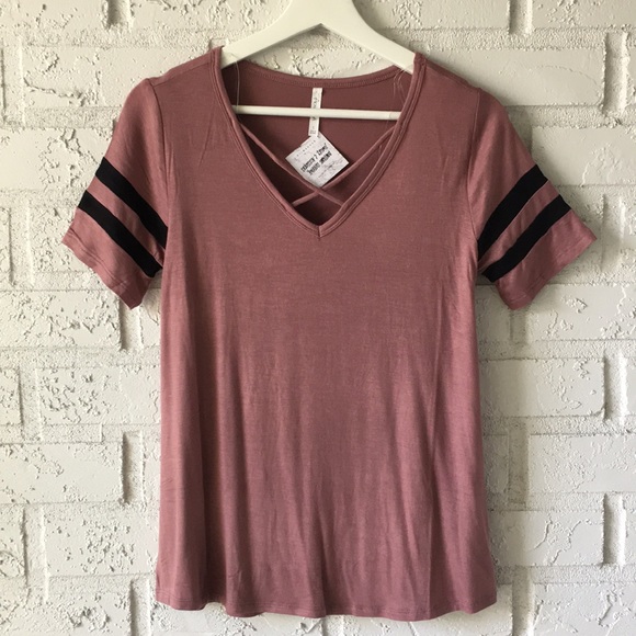 WILA Tops - 🌿Athletic striped vneck shirt